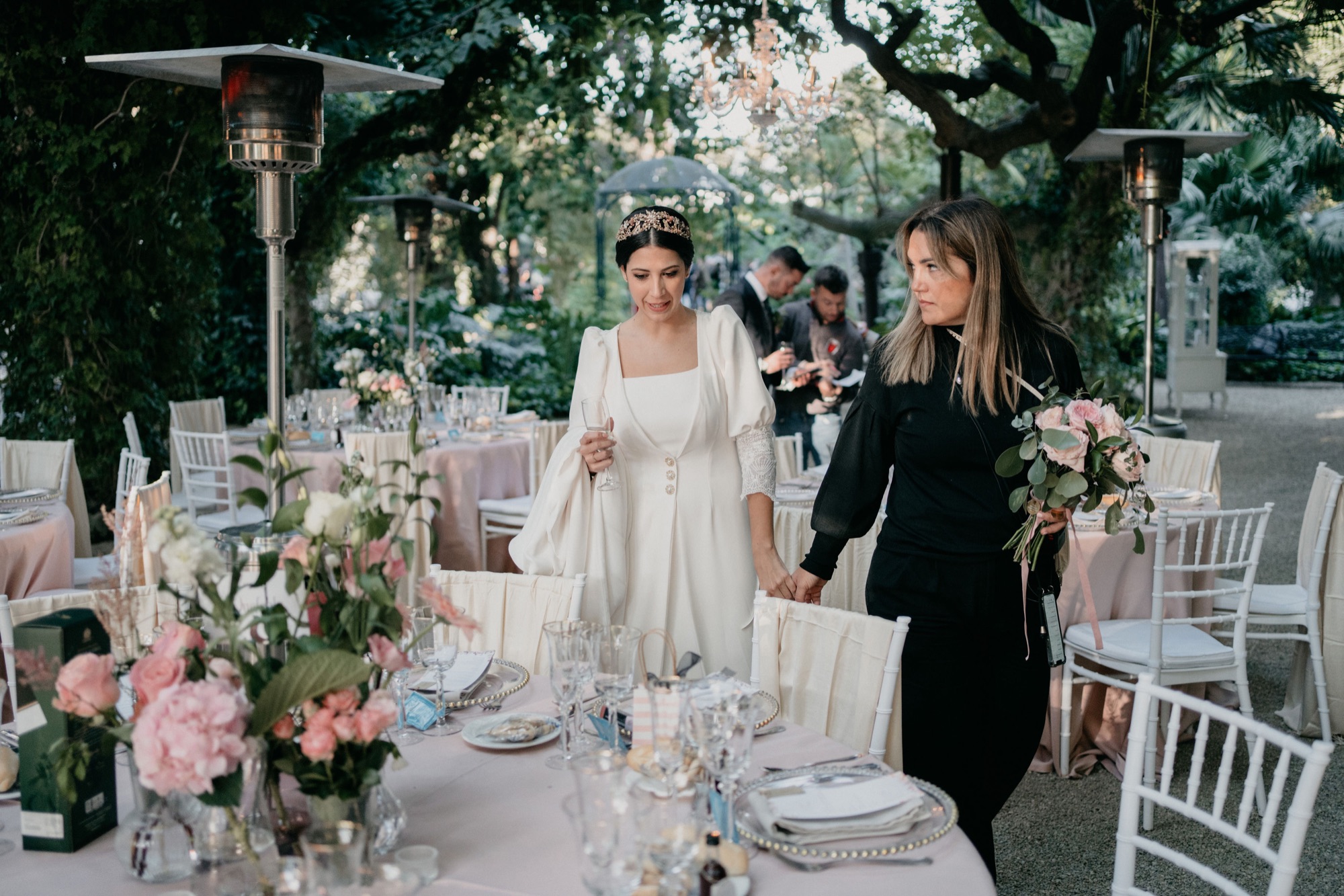 Ceci acompañando a una novia durante la celebración