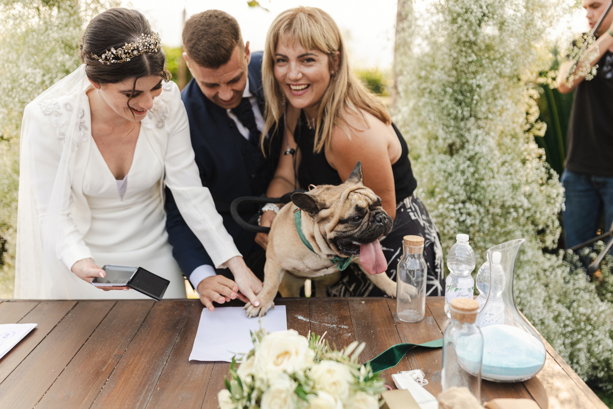 Ceci junto a una pareja y su perro el día de su boda