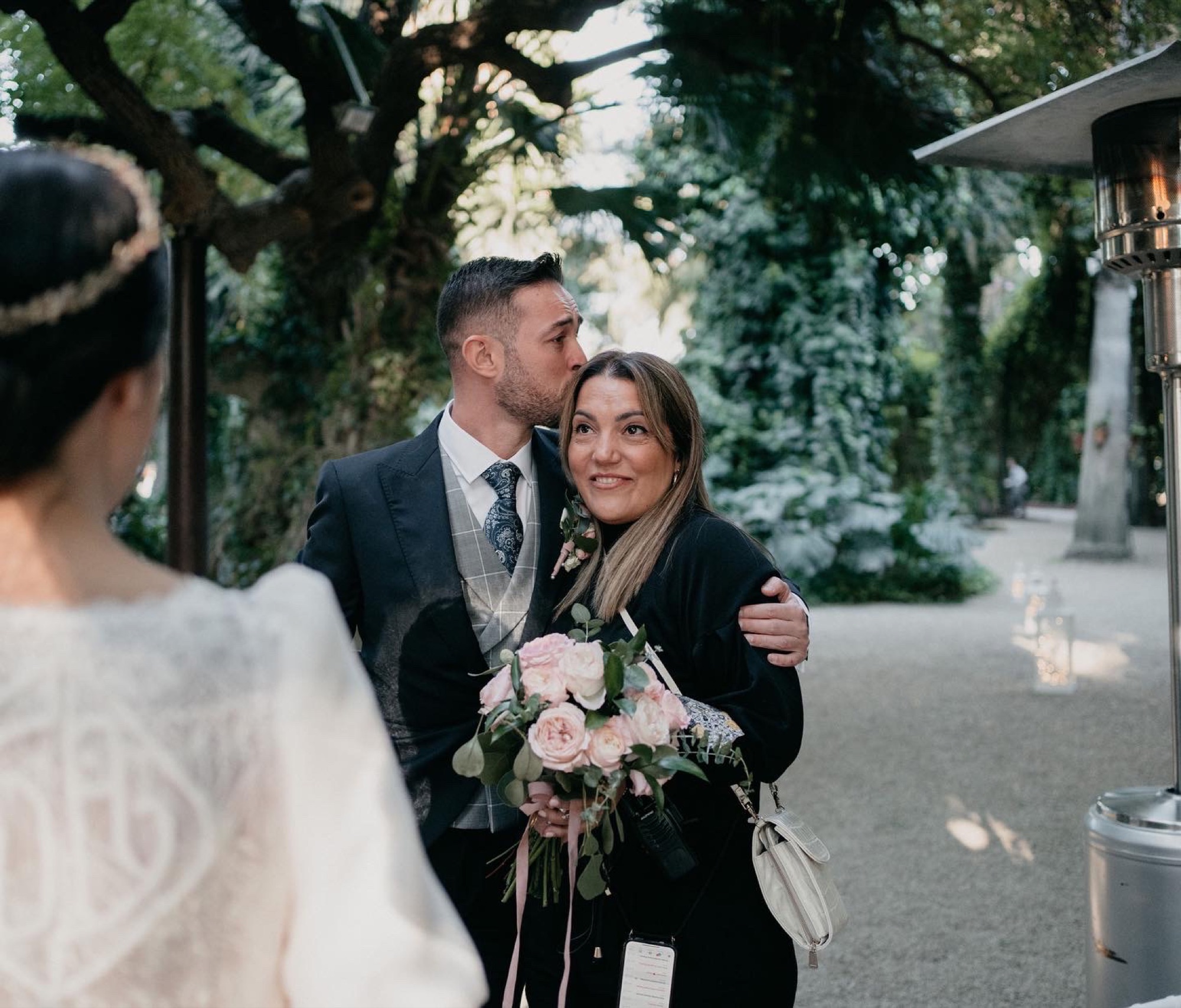 Ceci recibiendo un gesto de cariño durante una boda